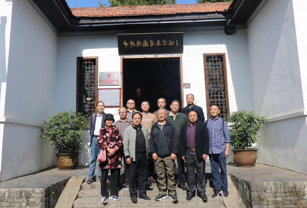 The Party branch of Changde Poetry Society went to Wangcheng to carry out red collecting style and theme Party Day activities